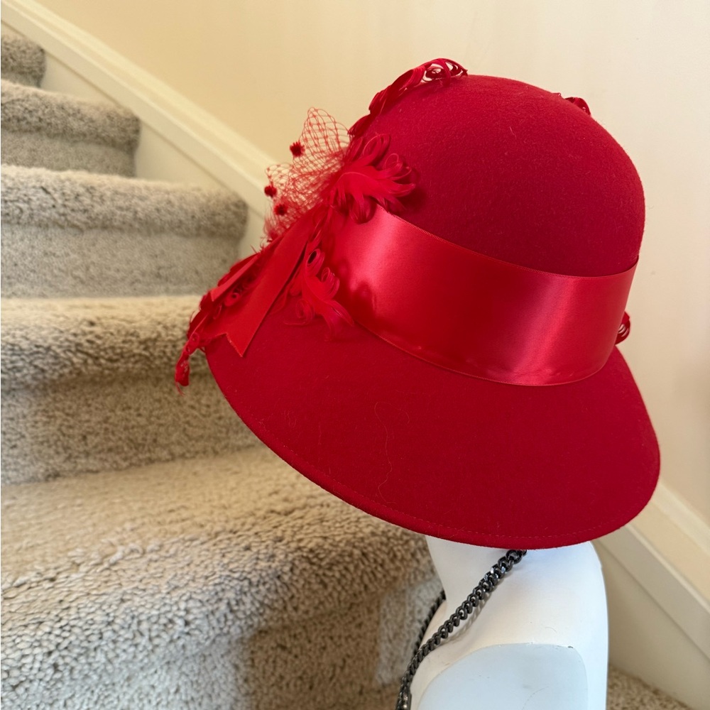 Red Feathered Women's Hat Red Robin - Picture 10 of 10